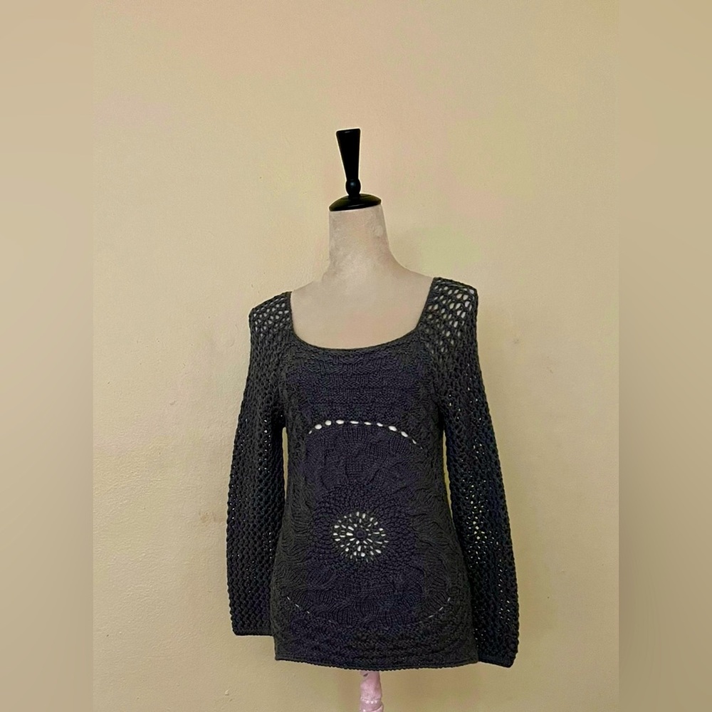 Grey Valentino Sweater, Crochet patterns, size Small Used, stretching material/